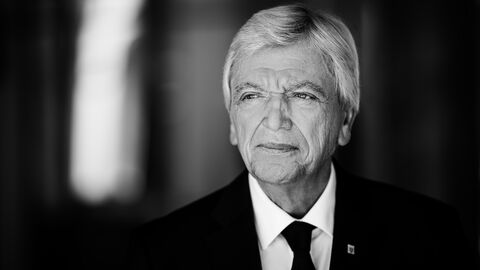 202008121155_3tk2084_a_2 Portrait Ministerpräsident Bouffier, s/w