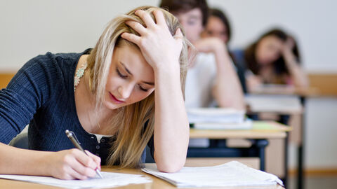 Eine junge Frau bei der Prüfung