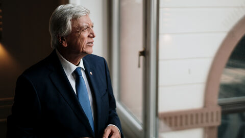 Ministerpräsident Bouffier schaut aus dem Fenster Ministerpräsident Bouffier schaut aus dem Fenster
