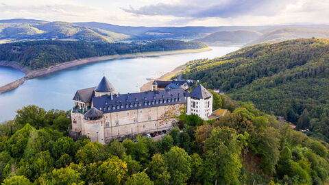Aufnahme aus der Luft vom Schloss Waldeck, dem Edersee und dem umliegenden Kellerwald