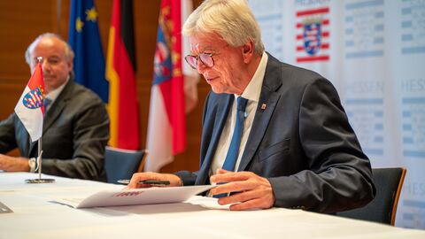 Der Hessische Ministerpräsident Volker Bouffier bei der Unterzeichnung des Staatsvertrages.  Der Hessische Ministerpräsident Volker Bouffier bei der Unterzeichnung des Staatsvertrages.