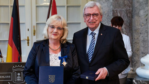 Petra Müller-Klepper wird mit dem Hessischen Verdienstorden für ihr jahrzehntelanges Engagement in der hessischen Kommunal- und Landespolitik geehrt.  Petra Müller-Klepper wird mit dem Hessischen Verdienstorden für ihr jahrzehntelanges Engagement in der hessischen Kommunal- und Landespolitik geehrt.