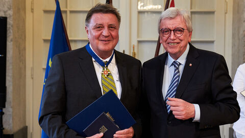 Holger Bellino aus Neu-Anspach wurde heute ebenfalls der Hessische Verdienstorden verliehen.  Holger Bellino aus Neu-Anspach wurde heute ebenfalls der Hessische Verdienstorden verliehen.