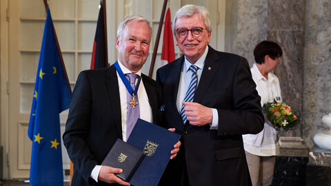Heinz-Jörg Ebert aus Linden erhielt den Hessischen Verdienstorden für sein umfassendes Engagement im sozialen Bereich.  Heinz-Jörg Ebert aus Linden erhielt den Hessischen Verdienstorden für sein umfassendes Engagement im sozialen Bereich.