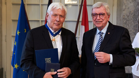 Martin Hanika aus Langgöns wurde für sein langjähriges Wirken in der Kommunalpolitik und im Vereinswesen mit dem Hessischen Verdienstorden ausgezeichnet.  Martin Hanika aus Langgöns wurde für sein langjähriges Wirken in der Kommunalpolitik und im Vereinswesen mit dem Hessischen Verdienstorden ausgezeichnet.