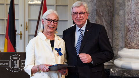 Beate Heraeus wurde heute ebenfalls der Hessische Verdienstorden verliehen. Die 70-jährige Unternehmerin aus Maintal erhält die Auszeichnung für ihr umfangreiches Engagement in den Bereichen Bildung und Wissenschaft.  Beate Heraeus wurde heute ebenfalls der Hessische Verdienstorden verliehen. Die 70-jährige Unternehmerin aus Maintal erhält die Auszeichnung für ihr umfangreiches Engagement in den Bereichen Bildung und Wissenschaft.