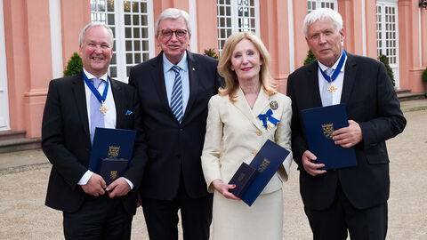 Ministerpräsident Volker Bouffier mit Inge von Alvensleben aus Gießen, Heinz-Jörg Ebert aus Linden und Martin Hanika aus Langgöns. Ministerpräsident Volker Bouffier mit Inge von Alvensleben aus Gießen, Heinz-Jörg Ebert aus Linden und Martin Hanika aus Langgöns.