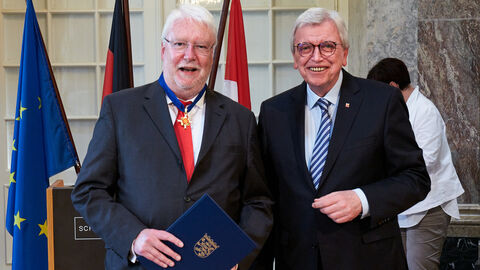 Jörg-Uwe Hahn wurde von Ministerpräsident Volker Bouffier mit dem Hessischen Verdienstorden ausgezeichnet.  Jörg-Uwe Hahn wurde von Ministerpräsident Volker Bouffier mit dem Hessischen Verdienstorden ausgezeichnet.