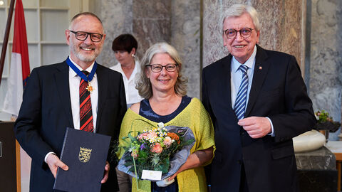 Der Hessische Ministerpräsident hat heute unter anderem dem ehemaligen Intendanten des Hessischen Rundfunks (hr), Manfred Krupp, den Hessischen Verdienstorden verliehen.  Der Hessische Ministerpräsident hat heute unter anderem dem ehemaligen Intendanten des Hessischen Rundfunks (hr), Manfred Krupp, den Hessischen Verdienstorden verliehen.