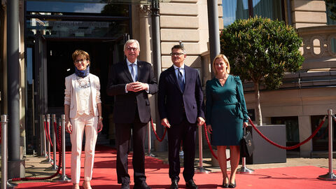 Amtswechsel in Wiesbaden: Volker Bouffier, Ministerpräsident a. D., begrüßt mit Gattin Ursula vor der Staatskanzlei seinen Nachfolger im Amt Ministerpräsident Boris Rhein.  Amtswechsel in Wiesbaden: Volker Bouffier, Ministerpräsident a. D., begrüßt mit Gattin Ursula vor der Staatskanzlei seinen Nachfolger im Amt Ministerpräsident Boris Rhein.