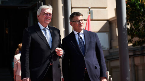 Der ehemalige Ministerpräsident Volker Bouffier und sein Nachfolger Boris Rhein vor der Staatskanzlei. Der ehemalige Ministerpräsident Volker Bouffier und sein Nachfolger Boris Rhein vor der Staatskanzlei.