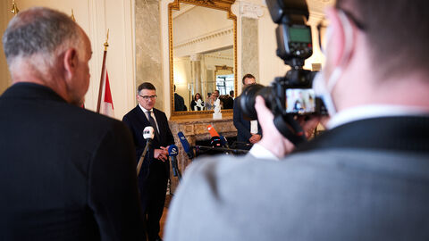 Der 50-jährige betonte in seinem ersten Pressestatement als Ministerpräsident: „Ich möchte Ministerpräsident aller Hessinnen und Hessen sein. Meine Vision ist klar: Hessen soll den Menschen Heimat und Sicherheit geben.“  Der 50-jährige betonte in seinem ersten Pressestatement als Ministerpräsident: „Ich möchte Ministerpräsident aller Hessinnen und Hessen sein. Meine Vision ist klar: Hessen soll den Menschen Heimat und Sicherheit geben.“