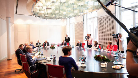 Der neue Ministerpräsident Boris Rhein und seine Kabinettsmitglieder. Der neue Ministerpräsident Boris Rhein und seine Kabinettsmitglieder.