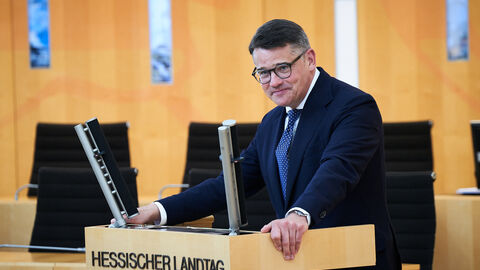 In seiner ersten Rede als Ministerpräsident vor dem Hessischen Landtag dankte Boris Rhein allen, die ihn gewählt haben und warb für eine faire Zusammenarbeit, eine Kultur des Gesprächs und des Dialogs. In seiner ersten Rede als Ministerpräsident vor dem Hessischen Landtag dankte Boris Rhein allen, die ihn gewählt haben und warb für eine faire Zusammenarbeit, eine Kultur des Gesprächs und des Dialogs.