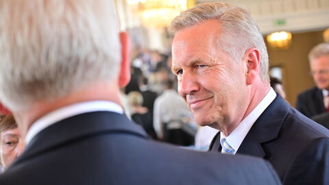 Nach rund zwölf Jahren legt der dienstälteste Regierungschef, Ministerpräsident Volker Bouffier, morgen im Hessischen Landtag sein Amt nieder. Heute Abend wurde er mit einer feierlichen Serenade im Wiesbadener Schloss Biebrich verabschiedet. Unter den Gästen waren viele politische Weggefährten und Freunde des Ministerpräsidenten sowie Vertreter der Kirchen, der Medien, aus der Wirtschaft, dem Sport und der Gesellschaft.