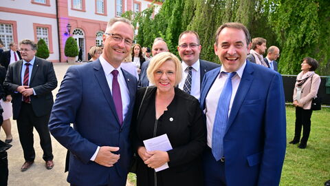 Nach rund zwölf Jahren legt der dienstälteste Regierungschef, Ministerpräsident Volker Bouffier, morgen im Hessischen Landtag sein Amt nieder. Heute Abend wurde er mit einer feierlichen Serenade im Wiesbadener Schloss Biebrich verabschiedet. Unter den Gästen waren viele politische Weggefährten und Freunde des Ministerpräsidenten sowie Vertreter der Kirchen, der Medien, aus der Wirtschaft, dem Sport und der Gesellschaft.