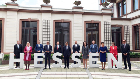 Hessen hat einen neuen Ministerpräsidenten. Boris Rhein wurde heute von den Abgeordneten des Hessischen Landtags gewählt und hat sein neues Kabinett vereidigt. Wir stellen es von links nach rechts vor: Innenminister, Peter Beuth, Ministerin für Digitale Strategie und Entwicklung, Kristina Sinemus, Sozialminister Kai Klose, Stellvertretender Ministerpräsident und Wirtschaftsminister Tarek Al-Wazir, Kultusminister Alexander Lorz, Wissenschaftsministerin Angela Dorn, der Chef der Hessischen Staatskanzlei, Staatsminister Axel Wintermeyer, Europaministerin Lucia Puttrich, Umweltministerin Priska Hinzu und Finanzminister Michael Boddenberg. Von l nach r: Innenminister, Peter Beuth, Ministerin für Digitale Strategie und Entwicklung, Kristina Sinemus, Sozialminister Kai Klose, Stellvertretender Ministerpräsident und Wirtschaftsminister Tarek Al-Wazir, Kultusminister Alexander Lorz, Ministerpräsident Boris Rhein, Justizminister Roman Posek,Wissenschaftsministerin Angela Dorn, der Chef der Hessischen Staatskanzlei, Staatsminister Axel Wintermeyer, Europaministerin Lucia Puttrich, Umweltministerin Priska Hinzu und Finanzminister Michael Boddenberg.