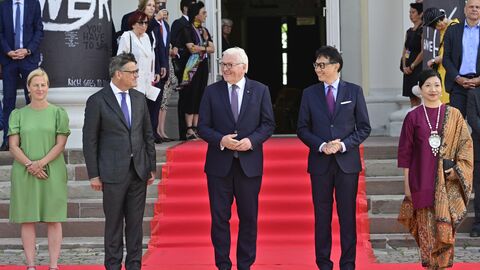 Begrüßung vor dem Fridericianum Bei schönstem Sommerwetter hatten sich Hunderte von Besuchern und Schaulustigen vor dem Fridericianum in der Kasseler Innenstadt versammelt. Auf dem roten Teppich vor dem Fridericianum in der Kasseler Innenstadt fand die Begrüßung statt.
