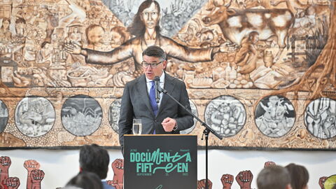 Rede Ministerpräsident Boris Rhein Ministerpräsident Boris Rhein hält anlässlich der ducumenta-Eröffnung eine Rede im Hallenbad Kassel.