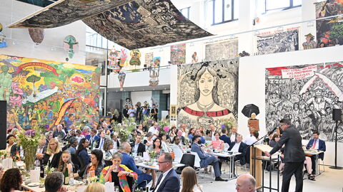 Ministerpräsident Boris Rhein hält anlässlich der ducumenta-Eröffnung eine Rede Ministerpräsident Boris Rhein hält anlässlich der documenta-Eröffnung eine Rede im Hallenbad Kassel.