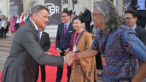 Begrüßung auf dem roten Teppich Eine herzliche Begrüßung bei der documenta. Diese gibt es seit 1955 in Kassel. In diesem Jahr ist die Ausstellung über rund 32 Standorte in der Stadt verteilt. Die 15. Ausgabe der documenta repräsentiert den Globalen Süden.