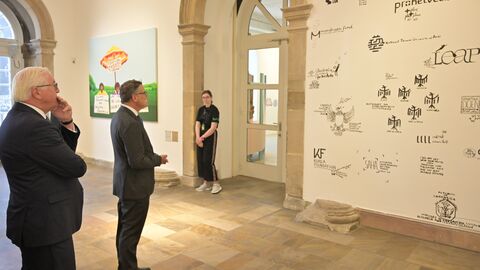 Rundgang auf der documenta Ministerpräsident Boris Rhein und Bundespräsident Frank-Walter Steinmeier schauen sich gemeinsam die documeta fifteen an,