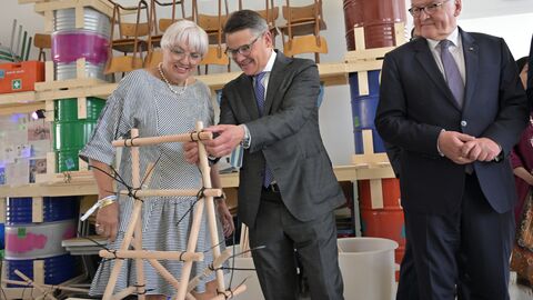 Kunst zum Anfassen Kulturstaatsministerin Claudia Roth, Hessens Ministerpräsident Boris Rhein und Bundespräsident Frank-Walter Steinmeier gemeinsam beim documenta-Rundgang in Kassel.