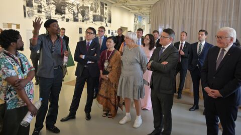 Rundgang durch die documeta fifteen Ministerpräsident Boris Rhein und Bundespräsident Frank-Walter Steinmeier werden gemeinsam mit zahlteichen weiteren Personen durch das Museum Fridericianum geführt.