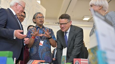 Rundgang auf der documenta Ministerpräsident Boris Rhein und Bundespräsident Frank-Walter Steinmeier schauen sich die documenta am Eröffnungstag an.