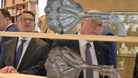 Offizieller Rundgang Ministerpräsident Boris Rhein und Bundespräsident Frank-Walter Steinmeier werden gemeinsam mit zahlreichen weiteren Gästen durch das Museum Fridericianum geführt.