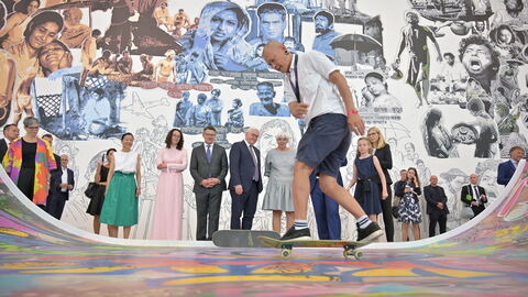 Offizieller Rundgang Ministerpräsident Boris Rhein und Bundespräsident Frank-Walter Steinmeier werden gemeinsam mit zahlreichen weiteren Gästen durch das Museum Fridericianum geführt.