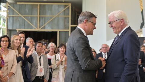 Begrüßung auf der documenta Ministerpräsident Boris Rhein und Bundespräsident Frank-Walter Steinmeier schütteln sich die Hand