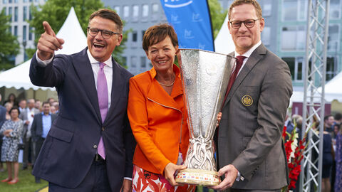 Ministerpräsident mit Europapokal Hessenfest 2022