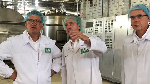 Ministerpräsident Boris Rhein beim Besuch der Schwälbchen Molkerei Ministerpräsident Boris Rhein beim Besuch der Schwälbchen Molkerei