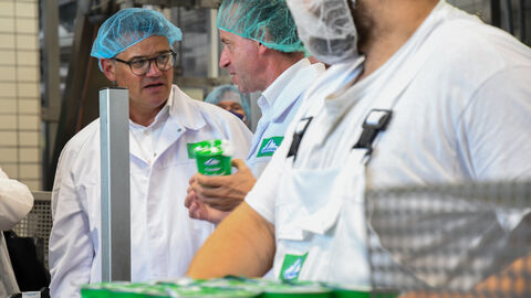 Ministerpräsident Boris Rhein zu Besuch bei der Schwälbchen Molkerei Ministerpräsident Boris Rhein zu Besuch bei der Schwälbchen Molkerei