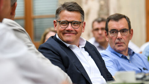 Bürgersprechstunde in Fritzlar Ministerpräsident Boris Rhein bei der Bürgersprechstunde im Cafe Hetzler in Fritzlar