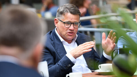Bürgersprechstunde des Ministerpräsidenten im Cafe Hetzler Ministerpräsident Boris Rhein bei der Bürgersprechstunde im Cafe Hetzler in Fritzlar