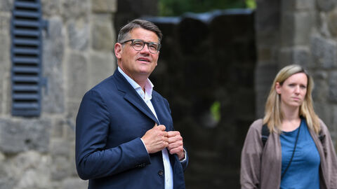 Ministerpräsident Rhein auf der Löwenburg Ministerpräsident Boris Rhein betrachtet die Löwenburg in Kassel