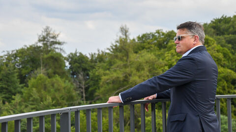 Löwenburg Ministerpräsident Boris Rhein blickt von der Löwenburg in Kassel aus in die Ferne