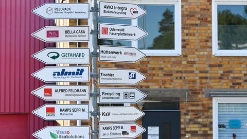 Wegweiser im Gewerbepark Hüttenwerk in Michelstadt Beschilderung im Gewerbepark Hüttenwerk