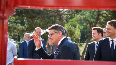 Ministerpräsident Boris Rhein besucht den Gewerbepark Hüttenwerk in Michelstadt Ministerpräsident Boris Rhein besucht den Gewerbepark Hüttenwerk in Michelstadt