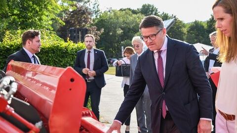Ministerpräsident Boris Rhein besucht den Gewerbepark Hüttenwerk in Michelstadt Ministerpräsident Boris Rhein besucht den Gewerbepark Hüttenwerk in Michelstadt