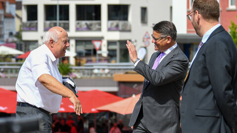 Rundgang durch die Altstadt in Korbach Ministerpräsident Boris Rhein im Austausch mit Bürgerinnen und Bürgern in Korbach