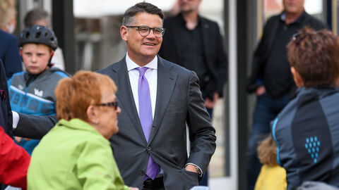 Rundgang durch die Altstadt in Korbach Ministerpräsident Boris Rhein im Gespräch mit Bürgerinnen und Bürgern in Korbach