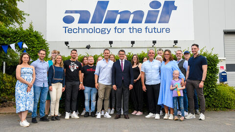 Ministerpräsident Boris Rhein beim Besuch der Firma Owa in Michelstadt  Besuch der Firma Owa in Michelstadt