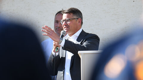 10. Internationale Jugendbegegnung der Jugendfeuerwehr Ministerpräsident Boris Rhein spricht auf der 10. Internationalen Jugendbegegnung der Jugendfeuerwehr