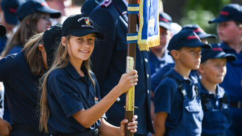 10. Internationale Jugendbegegnung der Jugendfeuerwehr Mitglieder der Jugendfeuerwehren beim internationalen Jugendfeuerwehrzeltlager