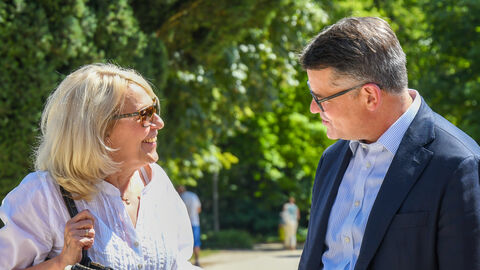 Boris Rhein auf dem Wochenmarkt in Bad Nauheim Boris Rhein auf dem Wochenmarkt in Bad Nauheim