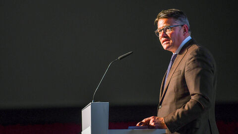 Ministerpräsident Rhein bei seiner Rede am Pult des Deutschen Landfrauentags Ministerpräsident Rhein bei seiner Rede am Pult des Deutschen Landfrauentags