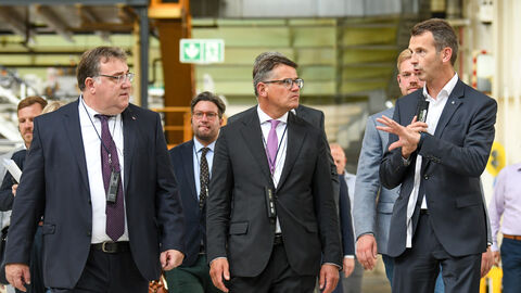 Ministerpräsident Rhein beim Rundgang durch die Produktionshallen mit Werkleiter Jörg Fenstermann Ministerpräsident Rhein beim Rundgang durch die Produktionshallen mit Werkleiter Jörg Fenstermann